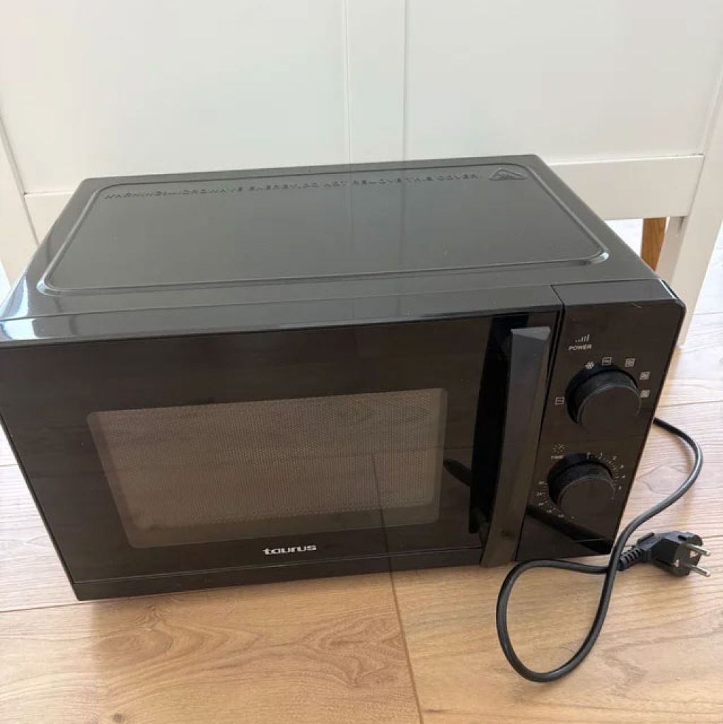Taurus black microwave