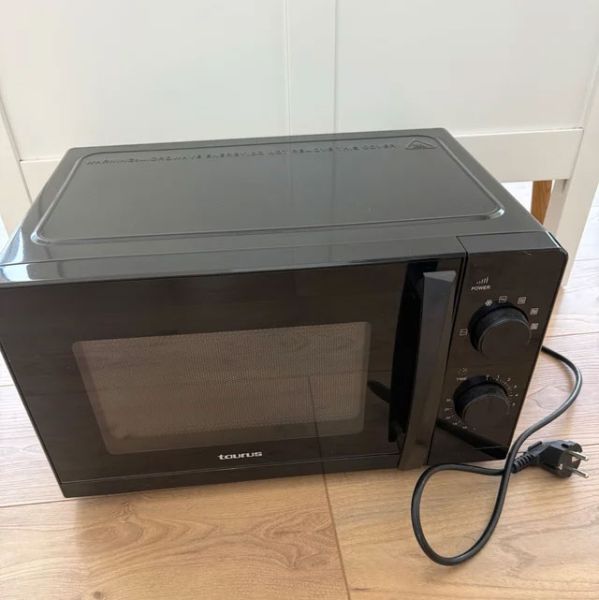 Taurus black microwave