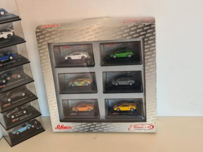 Modellautos abzugeben