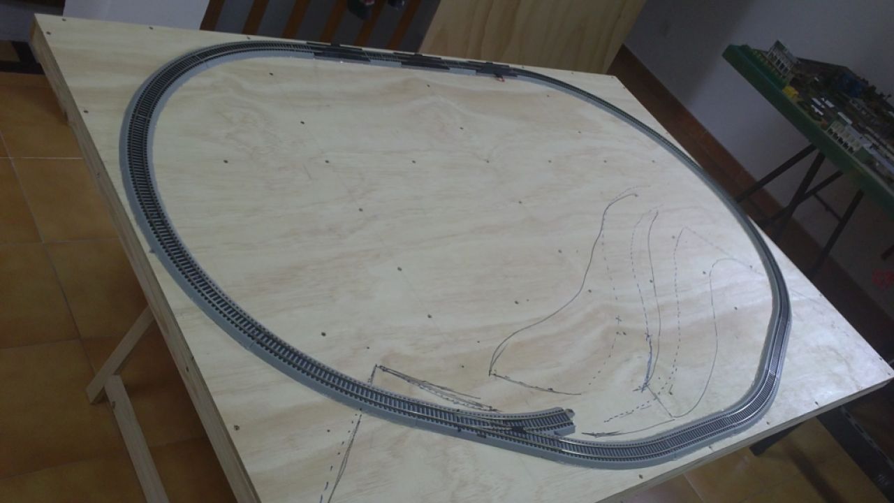 Modelleisenbahn Anlage 0, nur das gestaltete Layout ohne rollendes Material.