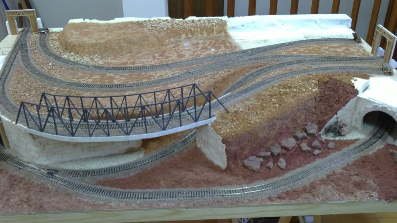 Modelleisenbahn Anlage 0, nur das gestaltete Layout ohne rollendes Material.