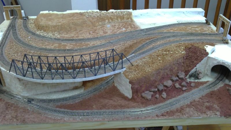 Modelleisenbahn Anlage 0, nur das gestaltete Layout ohne rollendes Material.