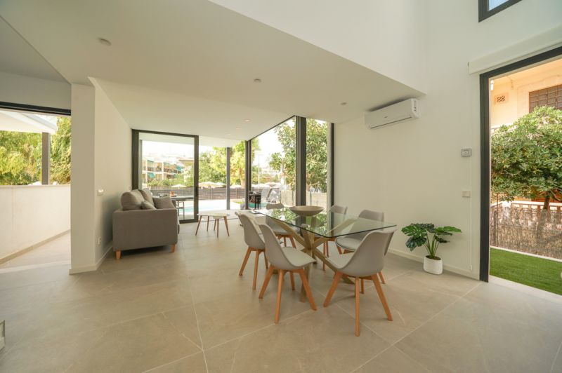 Moderne Doppelhaushälfte in zweiter Linie Puerto Alcudia