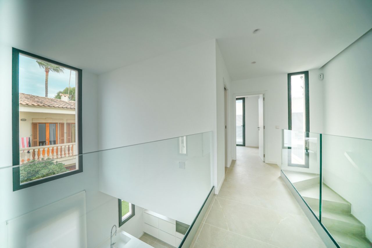 Moderne Doppelhaushälfte in zweiter Linie Puerto Alcudia