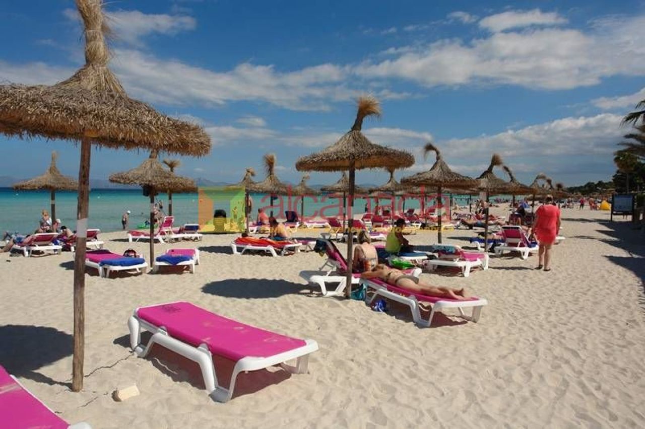 Moderne Doppelhaushälfte in zweiter Linie Puerto Alcudia