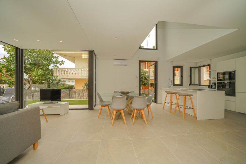 Moderne Doppelhaushälfte in zweiter Linie Puerto Alcudia