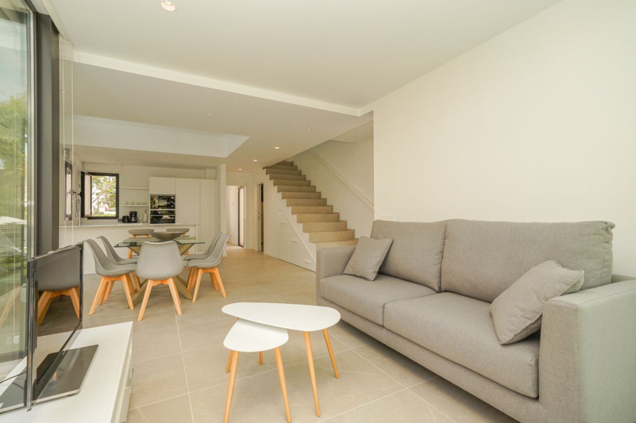 Moderne Doppelhaushälfte in zweiter Linie Puerto Alcudia