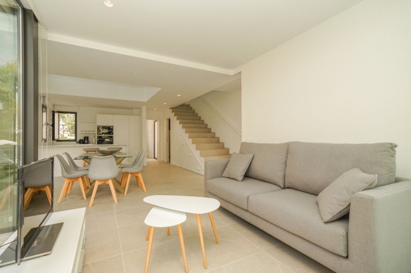 Moderne Doppelhaushälfte in zweiter Linie Puerto Alcudia