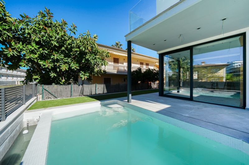 Moderne Doppelhaushälfte in zweiter Linie Puerto Alcudia