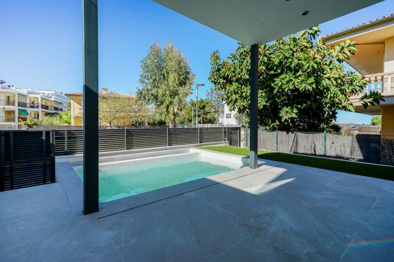 Moderne Doppelhaushälfte in zweiter Linie Puerto Alcudia