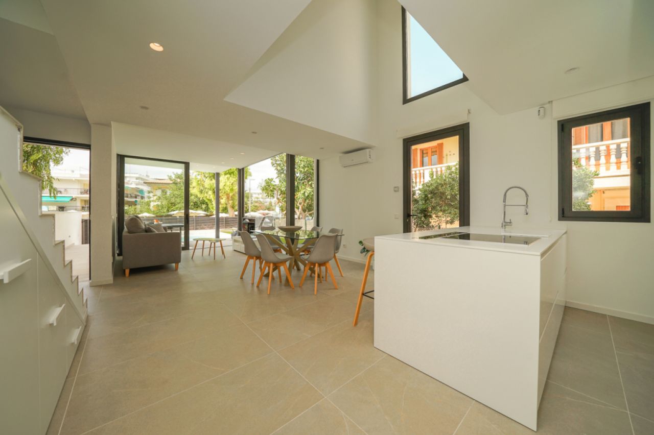 Moderne Doppelhaushälfte in zweiter Linie Puerto Alcudia