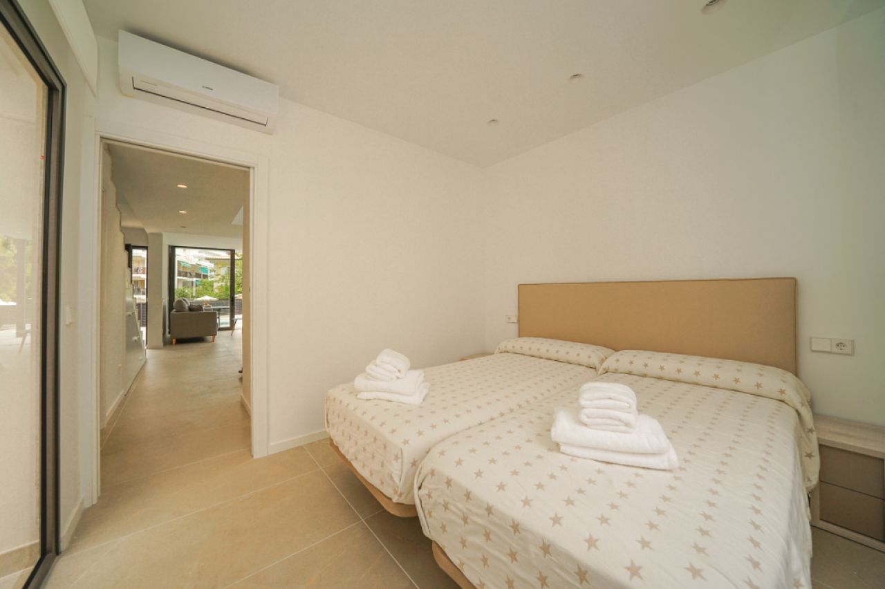 Moderne Doppelhaushälfte in zweiter Linie Puerto Alcudia