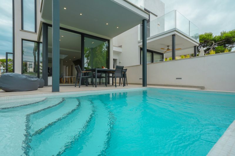 Moderne Doppelhaushälfte in zweiter Linie Puerto Alcudia
