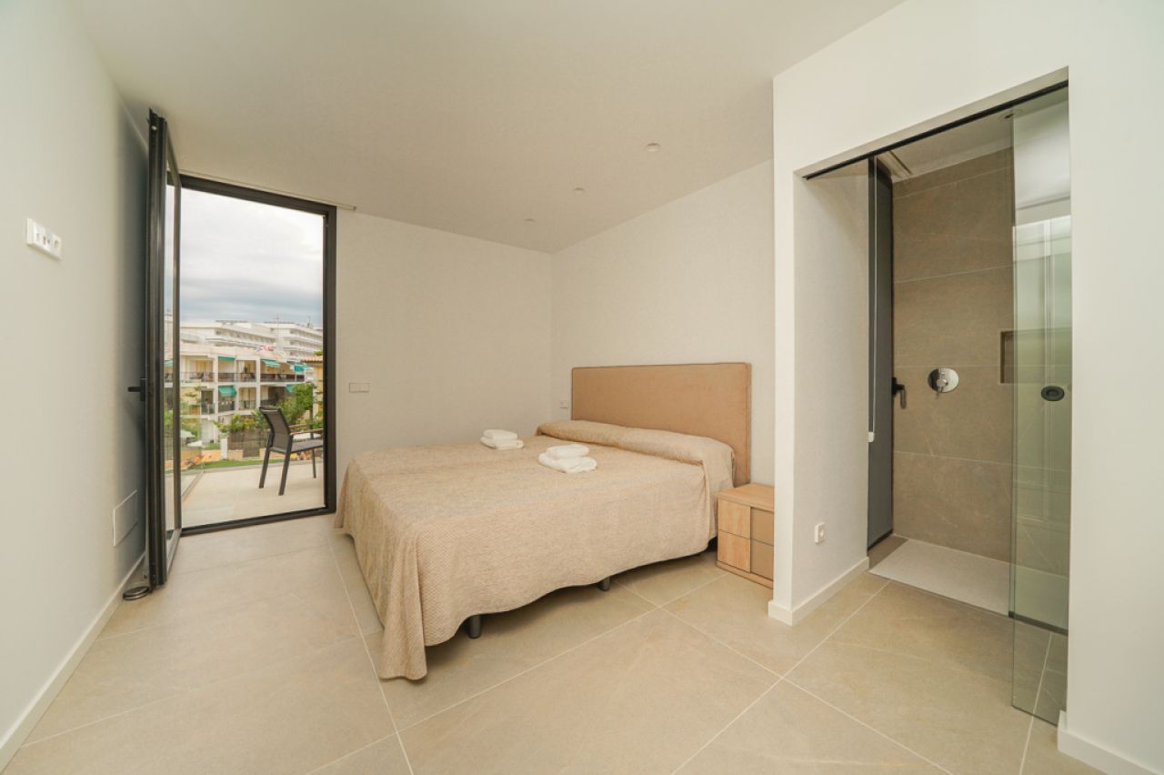 Moderne Doppelhaushälfte in zweiter Linie Puerto Alcudia