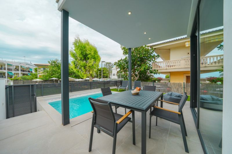 Moderne Doppelhaushälfte in zweiter Linie Puerto Alcudia