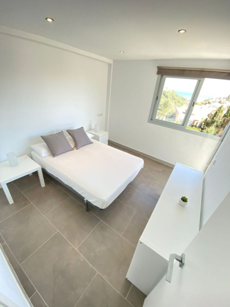 Moderne Doppelhaushälfte mit privatem Pool und Meerblick in Cala Mandia