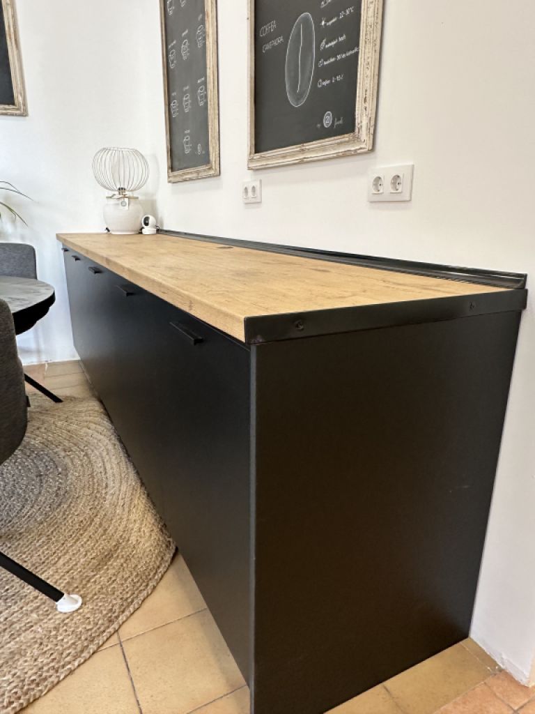 Moderne Küchenzeile mit stilvollen schwarzen Fronten und Arbeitsplatte in Holzoptik zu verkaufen