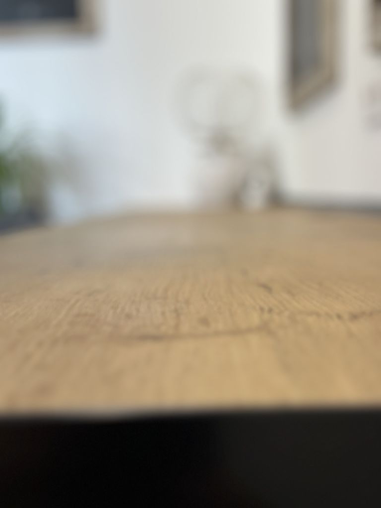 Moderne Küchenzeile mit stilvollen schwarzen Fronten und Arbeitsplatte in Holzoptik zu verkaufen