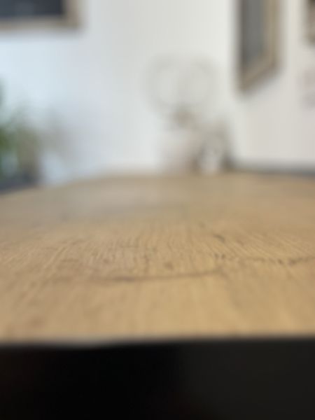 Moderne Küchenzeile mit stilvollen schwarzen Fronten und Arbeitsplatte in Holzoptik zu verkaufen