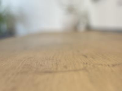 Moderne Küchenzeile mit stilvollen schwarzen Fronten und Arbeitsplatte in Holzoptik zu verkaufen