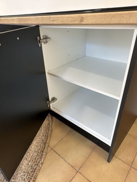 Moderne Küchenzeile mit stilvollen schwarzen Fronten und Arbeitsplatte in Holzoptik zu verkaufen