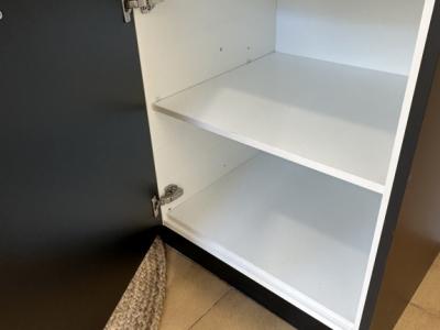 Moderne Küchenzeile mit stilvollen schwarzen Fronten und Arbeitsplatte in Holzoptik zu verkaufen