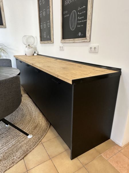 Moderne Küchenzeile mit stilvollen schwarzen Fronten und Arbeitsplatte in Holzoptik zu verkaufen