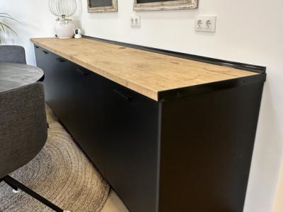 Moderne Küchenzeile mit stilvollen schwarzen Fronten und Arbeitsplatte in Holzoptik zu verkaufen