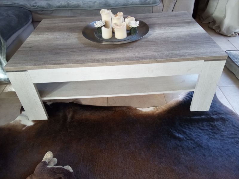 Moderner fast neuer Couchtisch zu verkaufen...