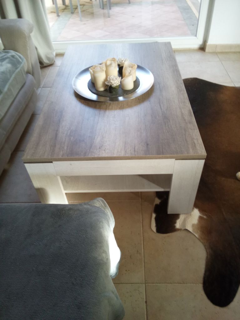 Moderner fast neuer Couchtisch zu verkaufen...