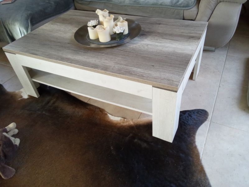 Moderner fast neuer Couchtisch zu verkaufen...