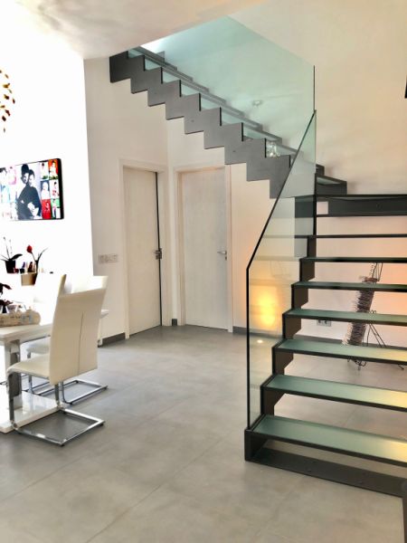 Modernes 3-stöckiges Haus mit Swimmingpool in der Stadt Cas Concos, Mallorca, Juni und Juli 2025