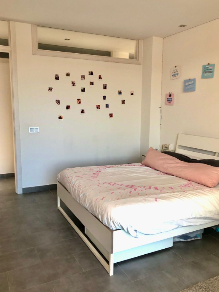 Modernes 3-stöckiges Haus mit Swimmingpool in der Stadt Cas Concos, Mallorca, Juni und Juli 2025