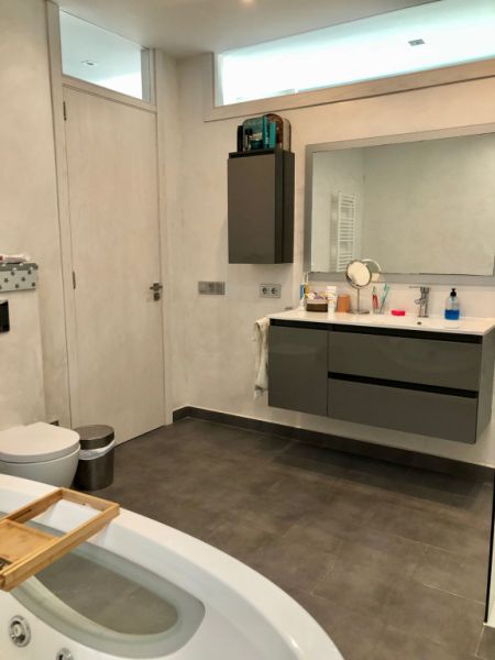 Modernes 3-stöckiges Haus mit Swimmingpool in der Stadt Cas Concos, Mallorca, Juni und Juli 2025