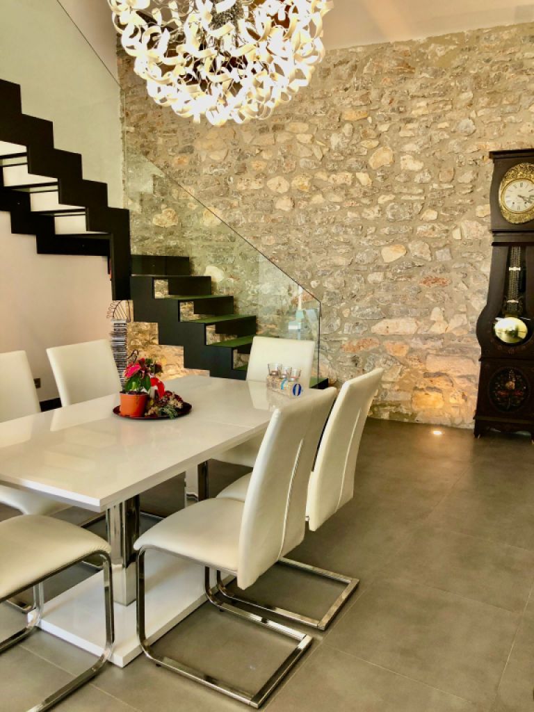 Modernes 3-stöckiges Haus mit Swimmingpool in der Stadt Cas Concos, Mallorca, Juni und Juli 2025