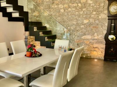 Modernes 3-stöckiges Haus mit Swimmingpool in der Stadt Cas Concos, Mallorca, Juni und Juli 2025