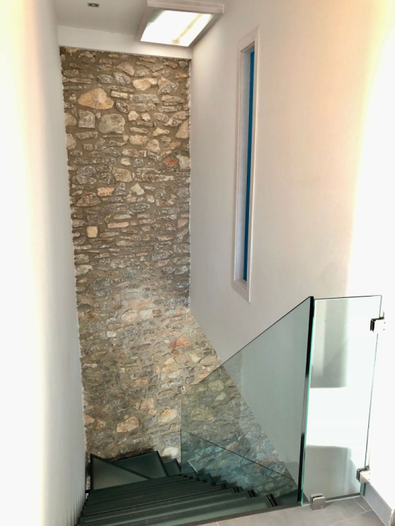 Modernes 3-stöckiges Haus mit Swimmingpool in der Stadt Cas Concos, Mallorca, Juni und Juli 2025