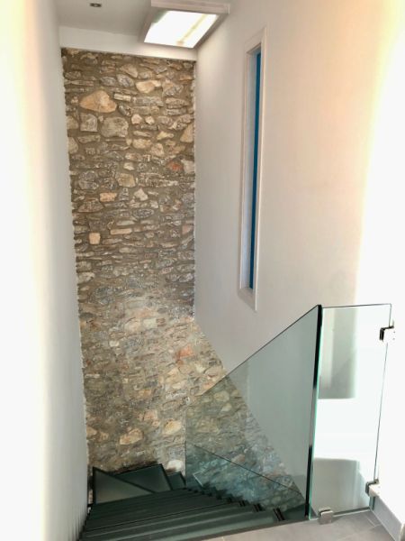 Modernes 3-stöckiges Haus mit Swimmingpool in der Stadt Cas Concos, Mallorca, Juni und Juli 2025