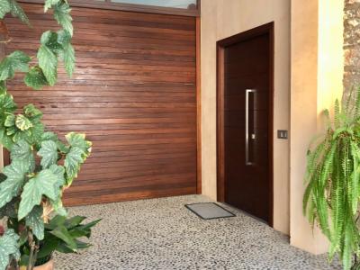 Modernes 3-stöckiges Haus mit Swimmingpool in der Stadt Cas Concos, Mallorca, Juni und Juli 2025