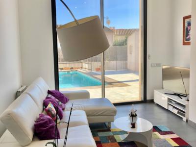 Modernes 3-stöckiges Haus mit Swimmingpool in der Stadt Cas Concos, Mallorca, Juni und Juli 2025