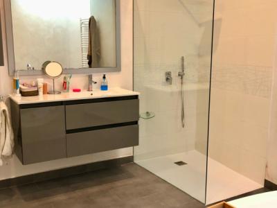 Modernes 3-stöckiges Haus mit Swimmingpool in der Stadt Cas Concos, Mallorca, Juni und Juli 2025