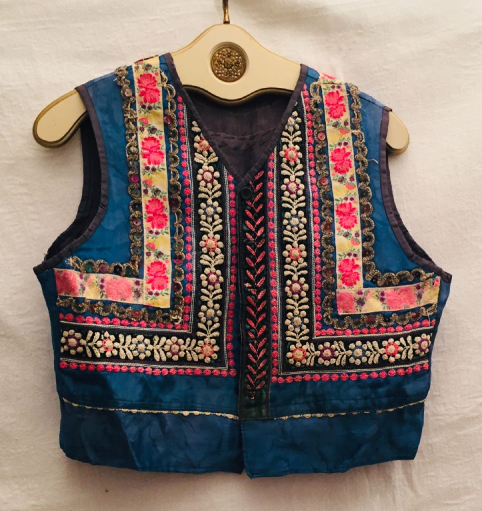 Modisches Kleiderpack ca. 150 Teile, Groesse M/L/XL/XXL, witziger Modeschmuck, Schuhe, Taschen,