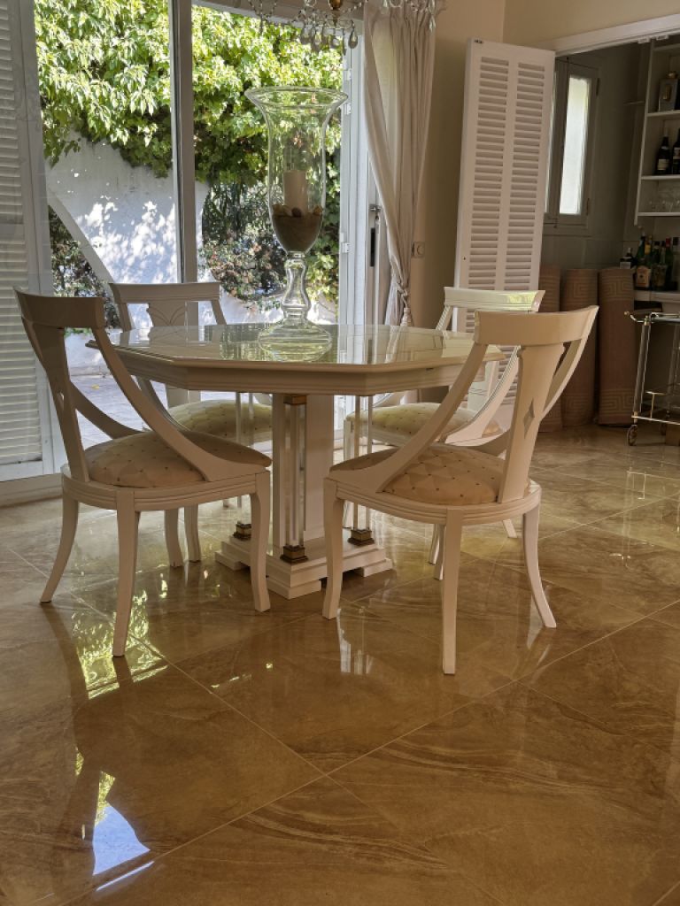 Möbel im Glöökler Stil