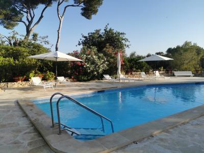 Furnished apartment with sea view available immediately.