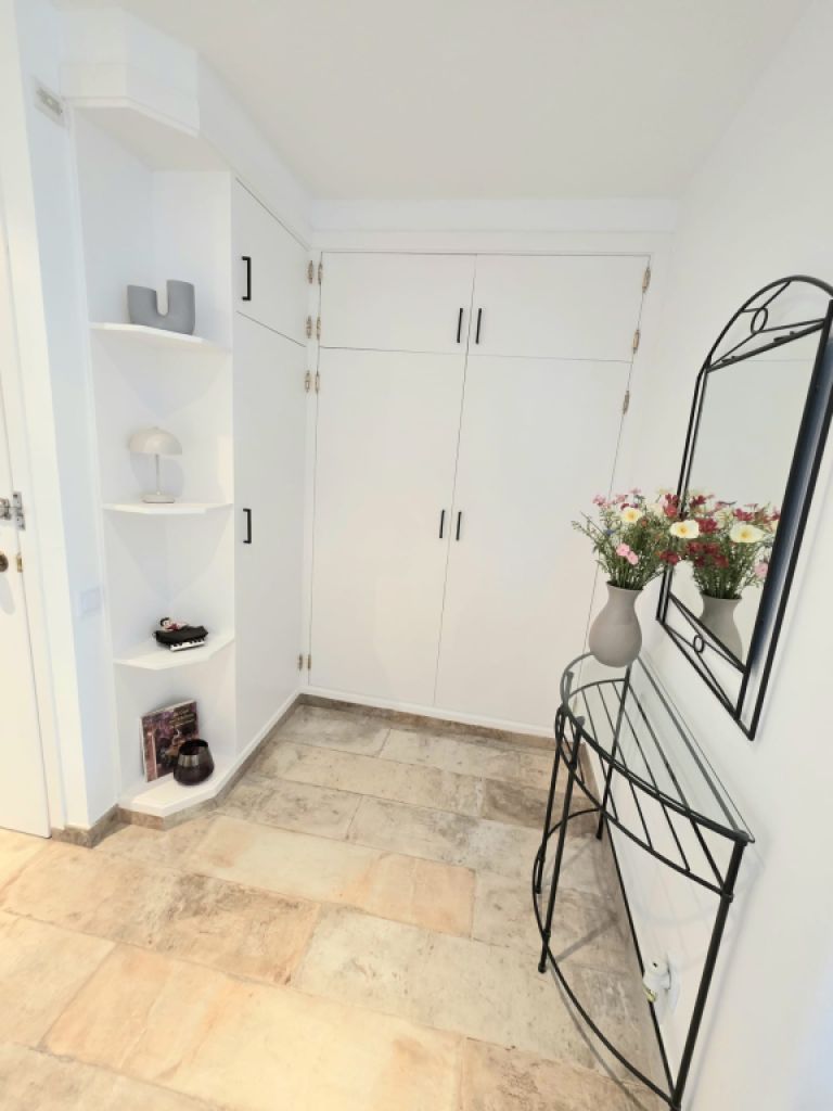 Furnished apartment with sea view available immediately.