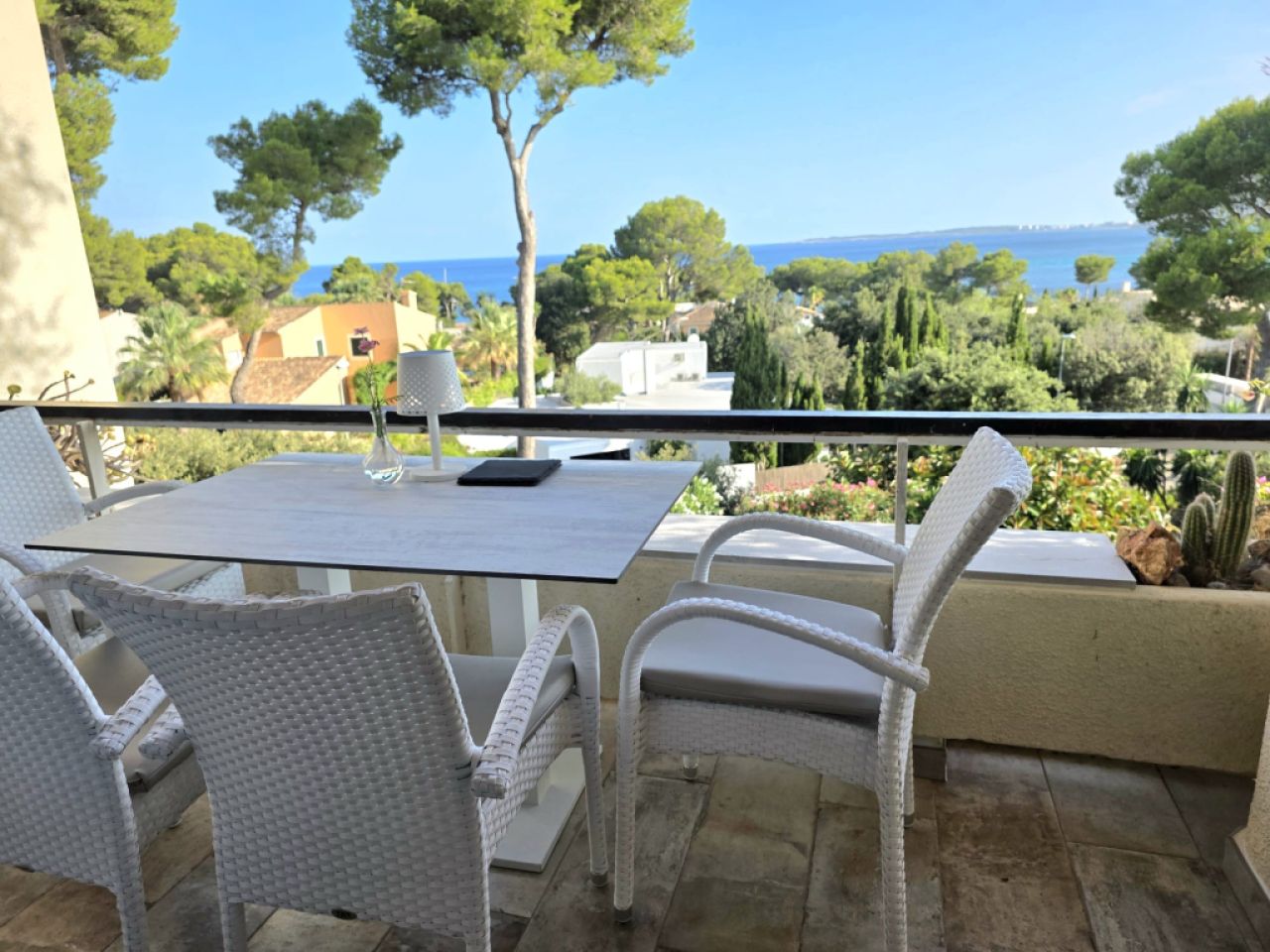 Furnished apartment with sea view available immediately.