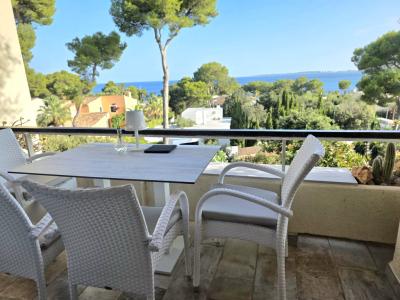 Furnished apartment with sea view available immediately.