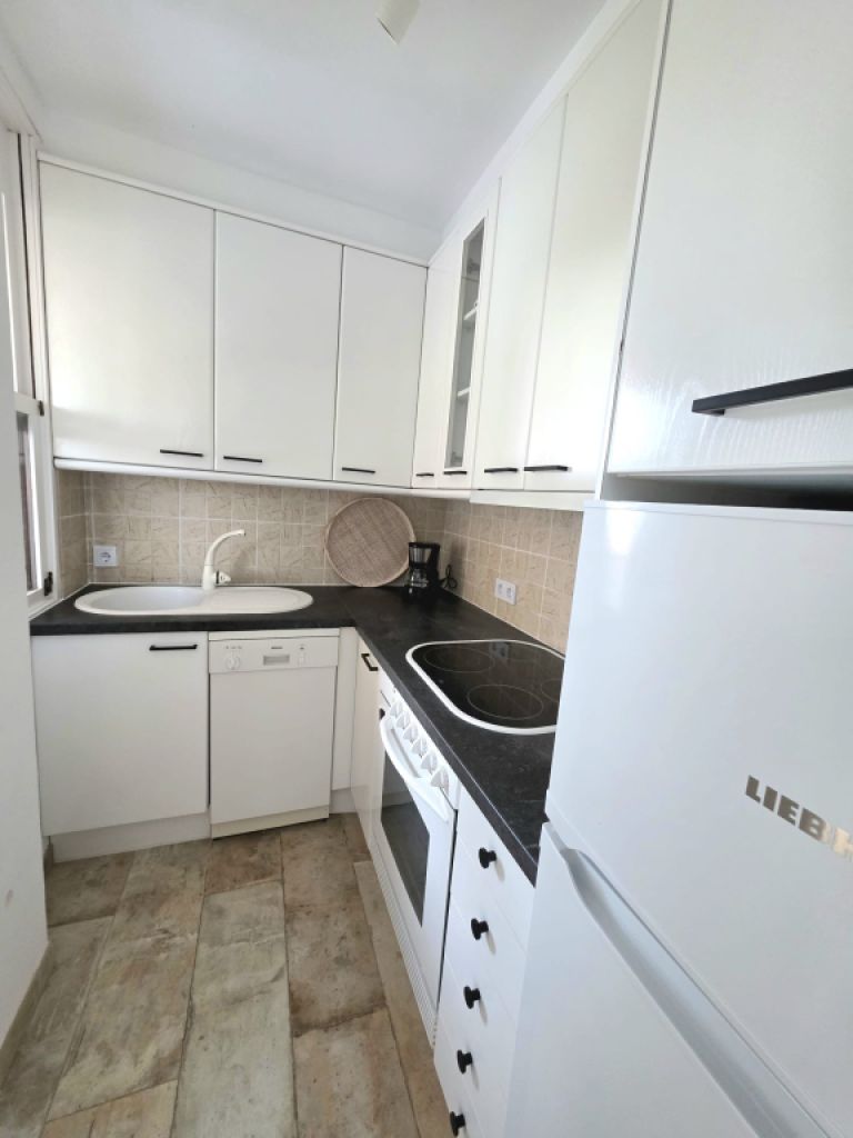 Furnished apartment with sea view available immediately.