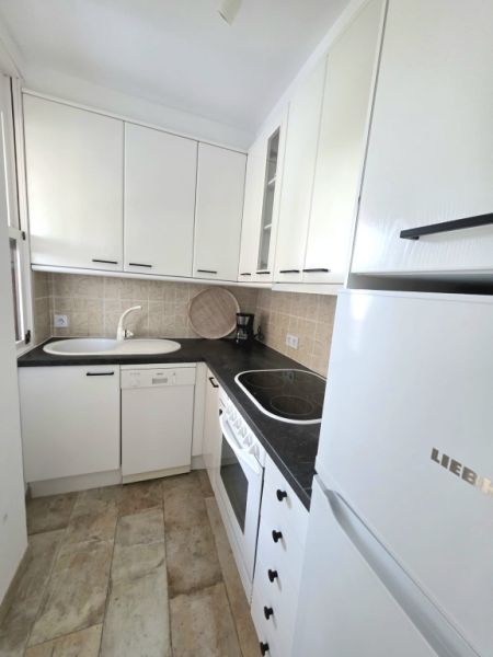 Furnished apartment with sea view available immediately.