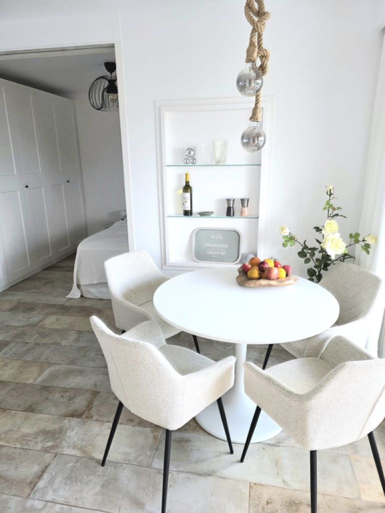 Furnished apartment with sea view available immediately.